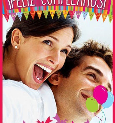 Tarjeta de cumpleaños con globos y regalos de colores para foto